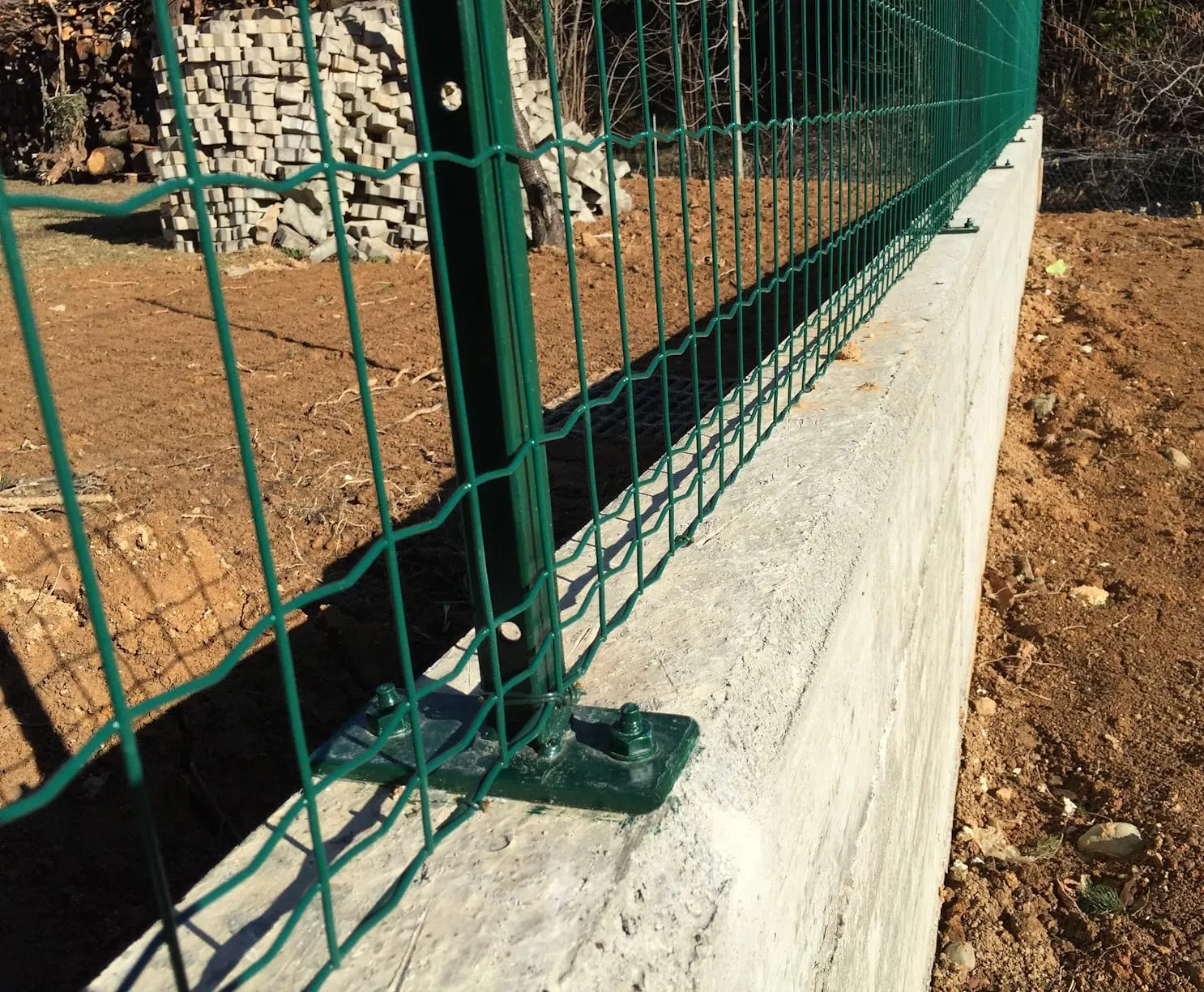 Fenceshop palo a T con piastra per recinzione su muretto