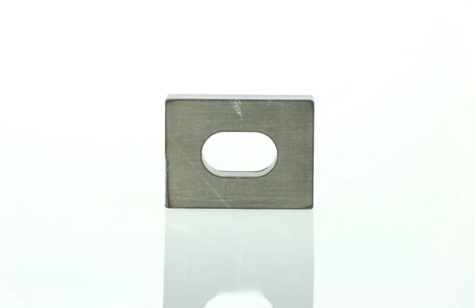 Fenceshop.eu Staffa 40x30 mm ferro grezzo con asola 20x12 mm